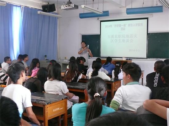 薛玉國老師給災區(qū)同學做心理疏導.JPG